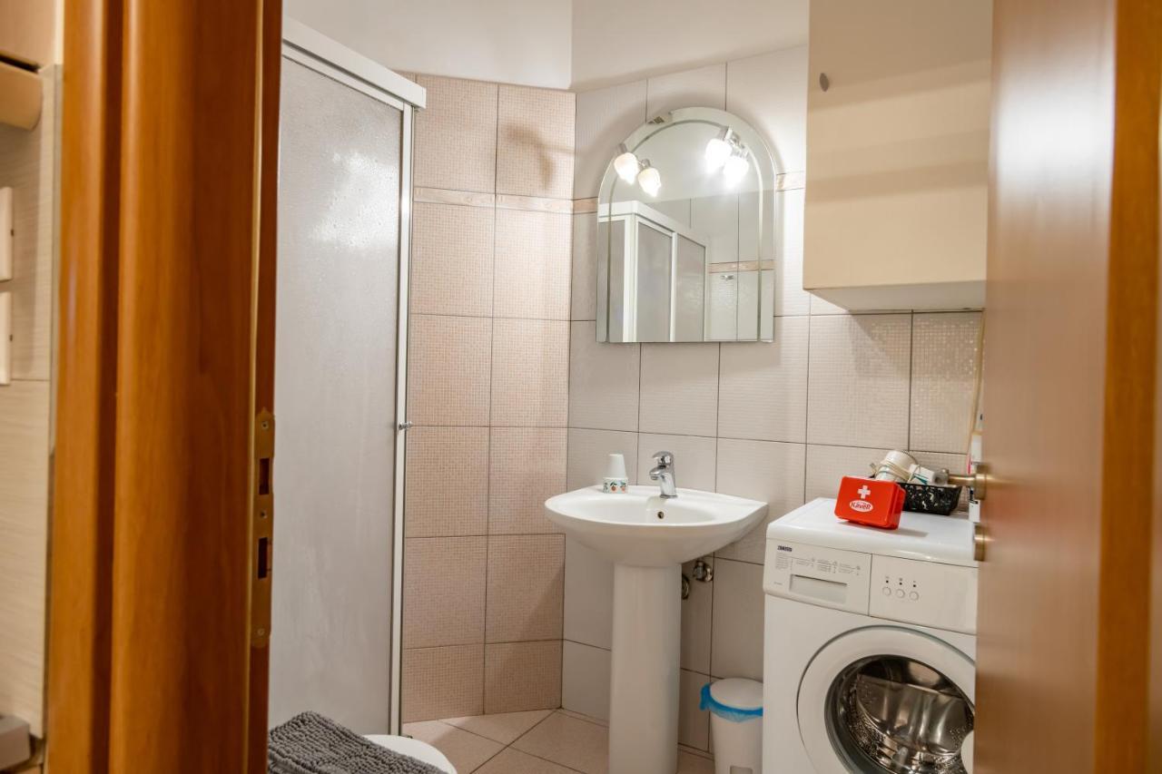 Flat In Excellent Location With Private Parking Appartement Athene Buitenkant foto
