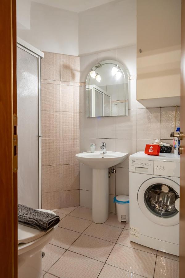 Flat In Excellent Location With Private Parking Appartement Athene Buitenkant foto